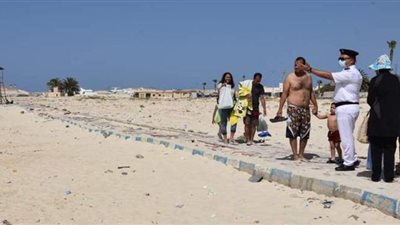 سكرتير عام مطروح يتفقد خلو الشواطئ | صور