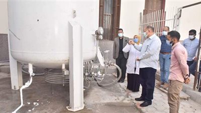 جولة مفاجئة للمحافظ تكشف وضع مخزون الأكسجين ومستلزمات كورونا بمستشفيات الصدر وحميات أسيوط | فيديو