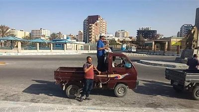 بالميكروفونات.. حملات مكثفة لمنع تجمعات المواطنين علي شواطئ مطروح | فيديو وصور