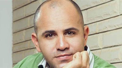 مشادة بين الملحن عزيز الشافعي وأحد متابعيه بسبب الاحتكار