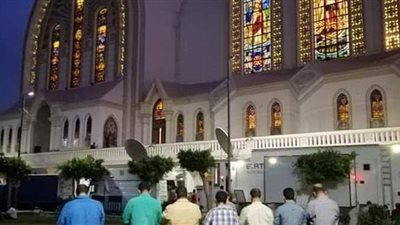 في مصر فقط.. مخرجو القداس يؤدون صلاة المغرب في الكاتدرائية