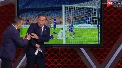 لحظة اشتباك أيمن يونس مع سمير عثمان بسبب ركلة جزاء الزمالك ضد بيراميدز | فيديو