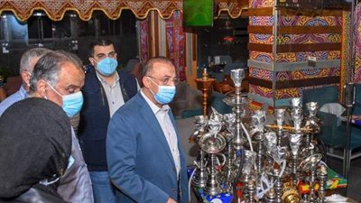 إغلاق كافيه مخالف بشاطئ المعمورة.. وتوقيع غرامة والتحفظ على ٢٦٠ شيشة