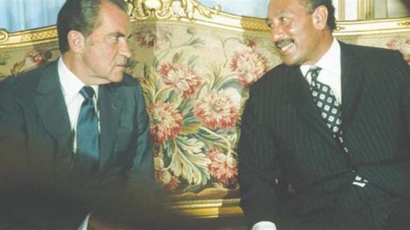 صورة تجمع بين السادات