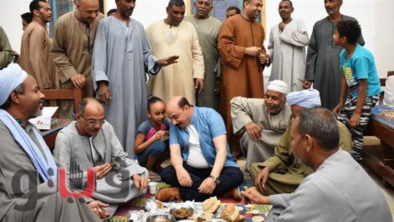 محافظ أسوان يتناول