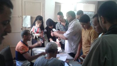 محافظ أسيوط: إقبال كبير على إضافة المواليد الجدد لبطاقات التموين (صور)