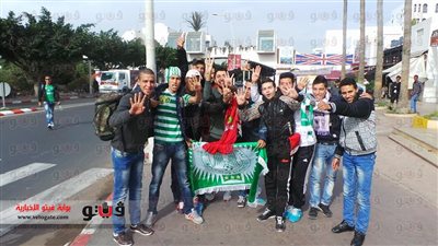 بالصور.. جماهير الرجاء ترفع شارة رابعة أمام استاد أغادير