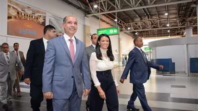 وزيرا الطيران والسياحة يودعان الحجاج المغادرين إلى الأراضى المقدسة