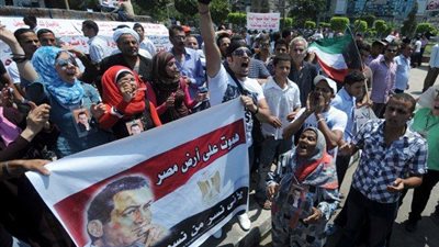 «أبناء مبارك» يستعدون لـ«محاكمة القرن».. مظاهرات أمام أكاديمية الشرطة و«المعادي العسكري».. «تحيا مصر ويحيا بطل السلام» أبرز الهتافات.. تنسيق مع «صدى البلد&