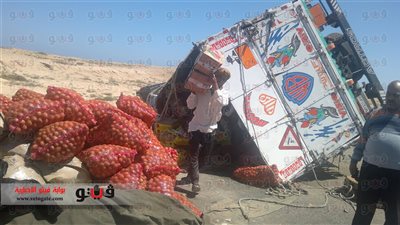 بالصور: انقلاب سيارة محملة بالخضروات والفاكهة على الطريق الساحلى بمطروح