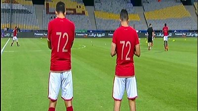 لاعبو الأهلي يرتدون تيشيرتات تحمل الرقم 72 أثناء الإحماء