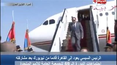 بالفيديو.. لحظة نزول «السيسي» من طائرته بمطار القاهرة