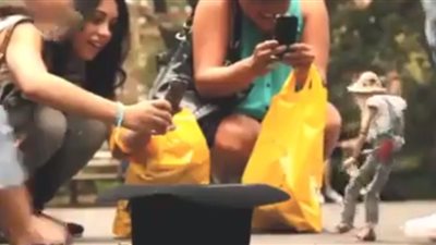 بالفيديو.. رجل من الخشب يدخن السجائر ويشرب الخمر