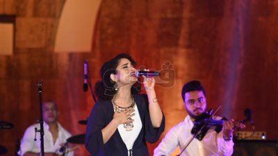 نسمة محجوب تشعل مهرجان القلعة بـ«غنيلي شوي شوي» (فيديو)