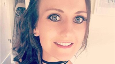 «سنجل ماذر» تبحث عن رجل مثير جلس بجانبها عبر «فيس بوك» (صور)