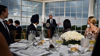 ترامب يحضر حفل عشاء مع كبار رجال الأعمال (صور)