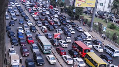 كثافات مرورية أعلى الطرق بالقاهرة والجيزة بسبب الحوادث وتعطل السيارات
