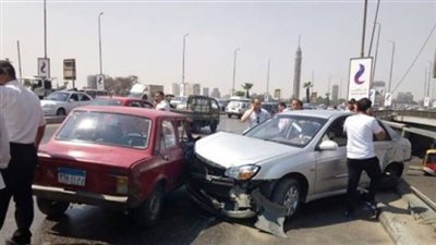 رفع حطام حادث تصادم سيارتين بمحور الأوتوستراد