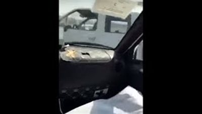 بالفيديو.. سائق متهور يتسبب في حادث تصادم مروع بين سيارتين