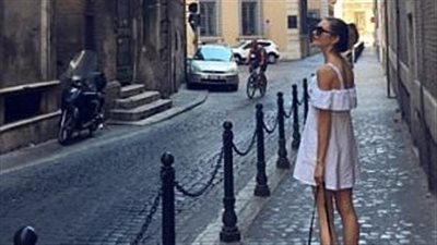 بالصور.. خبيرة أزياء تنفق 15 جنيها إسترلينيا أسبوعيا على رحلاتها الفاخرة