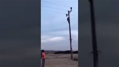 بالفيديو.. لحظة وفاة صبي دخل في تحدٍ مع أصدقائه وتسلق عمودا كهربائيا