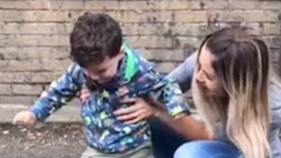 رد فعل طفل مصاب بشلل دماغى يضع قدميه في المياه لأول مرة (فيديو)