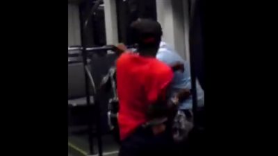 بالفيديو.. شابان يلقنان رجلا «علقة ساخنة» داخل أتوبيس