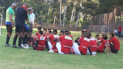 بالصور.. مبروك يجتمع بلاعبي الأهلي قبل مرانهم الأول بجنوب أفريقيا