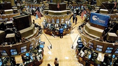 وول ستريت تفتح على ارتفاع طفيف مع انتعاش النفط والنحاس