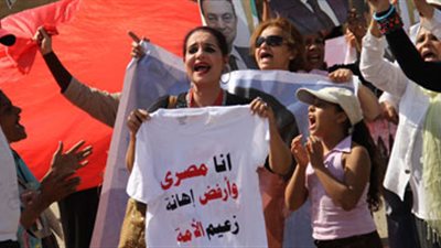 أمن «المعادي العسكري» يطالب «أبناء مبارك» بإنهاء وقفتهم