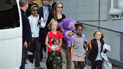 أنجلينا جولي: براد بيت لا يدفع نفقة «كافية ومنتظمة» للأطفال