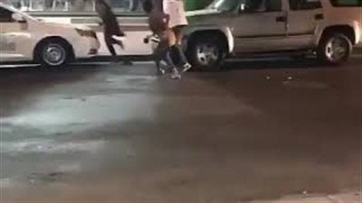 بالفيديو.. رد فعل غير متوقع لشاب سقط هاتفه أثناء مشاجرة