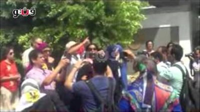 بالفيديو.. تزايد أعداد «أنصار مبارك» أمام مستشفى المعادي