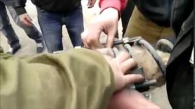 بالفيديو.. تحرير قطة عالقة من وحدة «مساعدين سيارة»