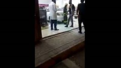 امرأة سعودية تقتحم صيدلية بسيارتها (فيديو)