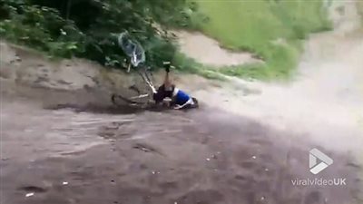 بالفيديو والصور.. تجربة متسابق دراجات تتحول إلى مأساة