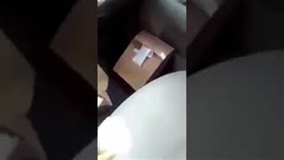 تصرف مقزز لعامل قبل توصيل الوجبات يثير اشمئزاز السعوديين (فيديو)