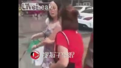 بالفيديو.. وحشية امرأة في معاملة كلبها تثير استياء المارة