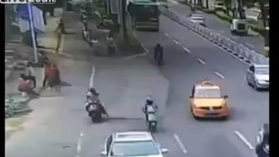 لحظة دهس حافلة امرأة أسفل عجلاتها (فيديو)