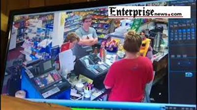 بالفيديو.. أطرف حيلة استخدمها لص لسرقة متجر