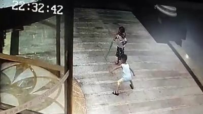 لحظة إنقاذ طفل حشرت قدمه بـ«باب دوار» (فيديو)