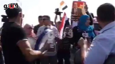 بالفيديو.. زغاريد وطبل ورقص لأنصار مبارك أمام 