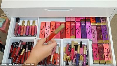 بالصور.. مصممة مكياج تفاجئ متابعيها بامتلاكها ألف أحمر شفاه