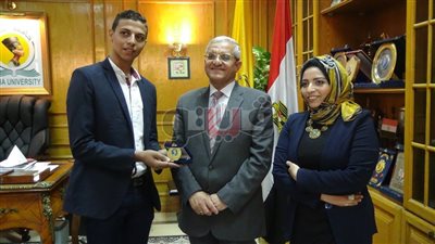 رئيس جامعة المنيا يكرم طالب «الأوسكار الإعلامي»