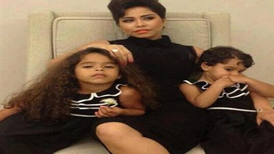 بالصورة.. شيرين تقضى إجازة مع بناتها فى بيروت