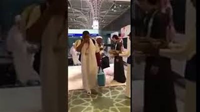 بكاء حاج لحظة وصوله إلى مطار المدينة المنورة (فيديو)