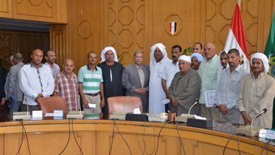 محافظ الإسماعيلية يجتمع مع أهالي قرية أبو طفيلة