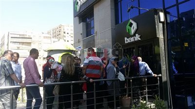 بالصور.. إقبال على بنك التعمير بالهرم لسداد مقدمات «سكن مصر»