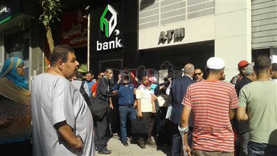 بالصور.. إقبال على بنك الإسكان بوسط القاهرة لسداد مقدمات «سكن مصر»
