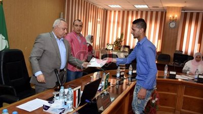 بالصور.. توزيع عقود 32 وحدة سكنية على محدودي الدخل بالشرقية